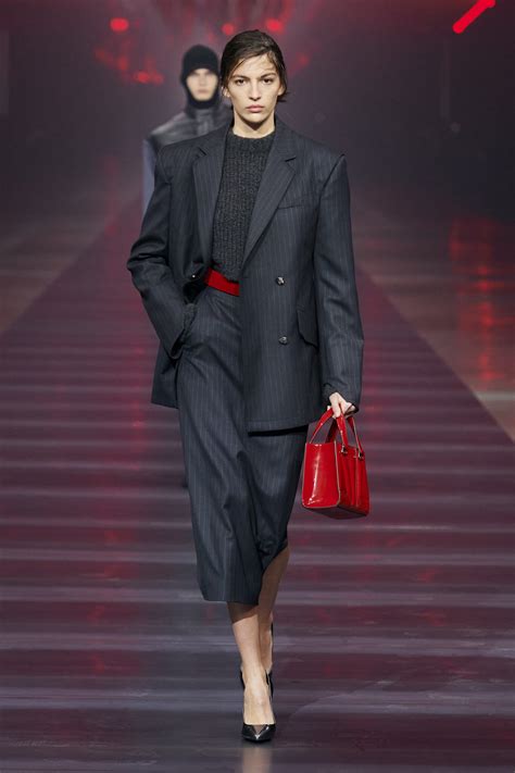 tailleur donna prada|Tailleur con gonna: longuette e doppiopetto Prada Inverno 2024.